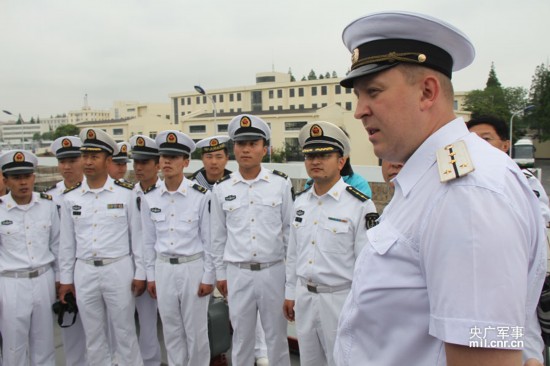 郑州舰的领航者，舰长政委与副职团队的力量，郑州舰领航团队的力量，舰长政委与副职团队的协同合作