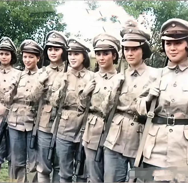 中国年轻漂亮女兵，展现新时代风采，中国年轻女兵展现新时代风采的魅力与力量