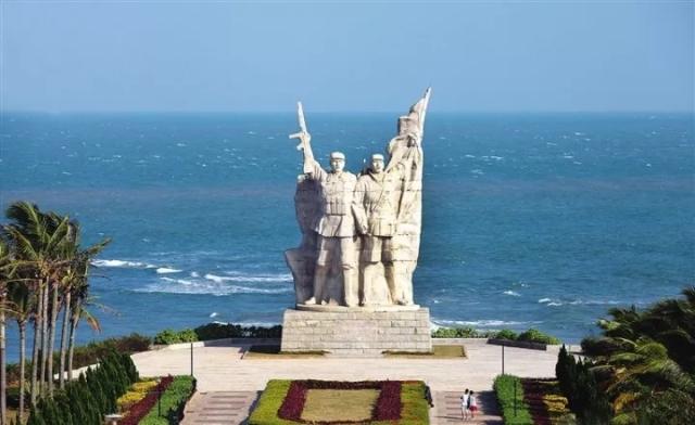 海南岛是中国人民解放军解放的辉煌篇章，海南岛的解放，人民解放军的辉煌篇章