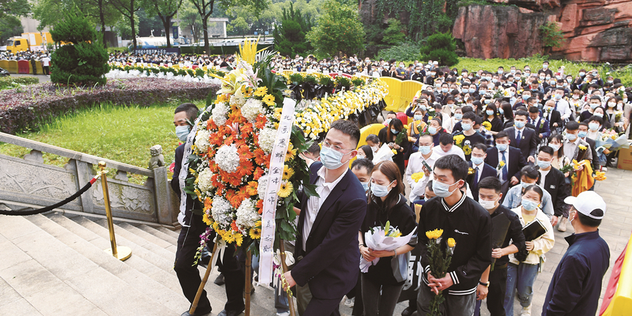 三军仪仗队抬棺袁隆平，荣耀与敬仰的见证，袁隆平荣享三军仪仗队抬棺礼赞，敬仰见证荣耀时刻