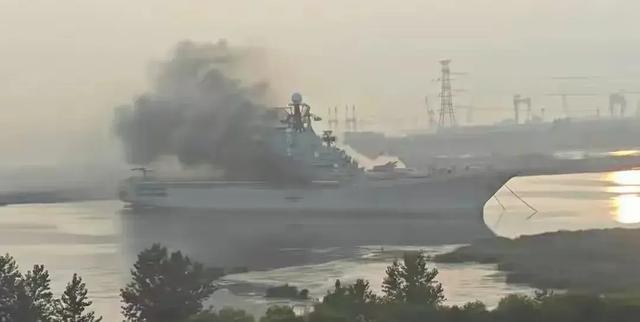 美两艘攻击舰航母连续起火，事故背后的深度分析与启示，美两艘攻击舰航母连续起火，事故背后的原因及启示