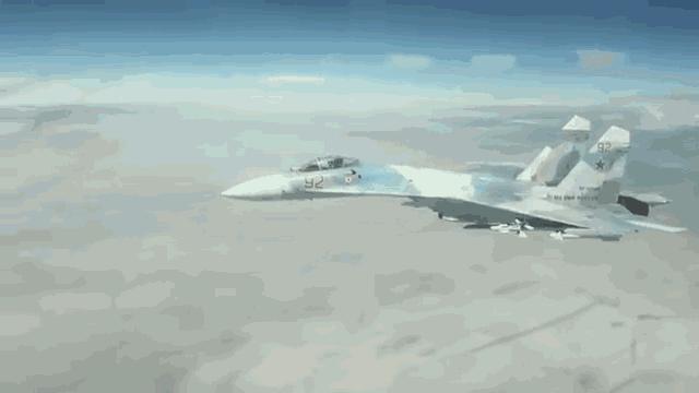 战斗机滚筒机动，空中之舞的艺术与技艺，战斗机空中之舞，滚筒机动的艺术与技艺展示