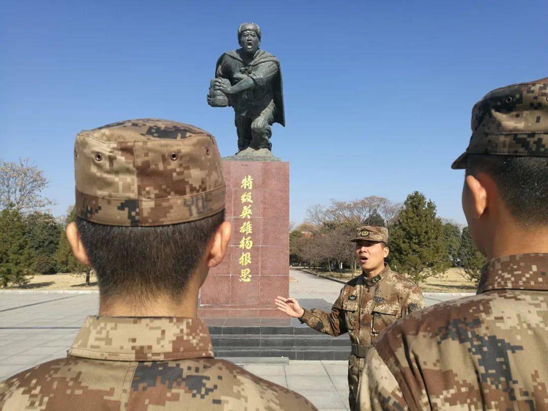 杨根思连臂章，荣耀与传承的象征，杨根思连臂章，荣耀传承的徽章