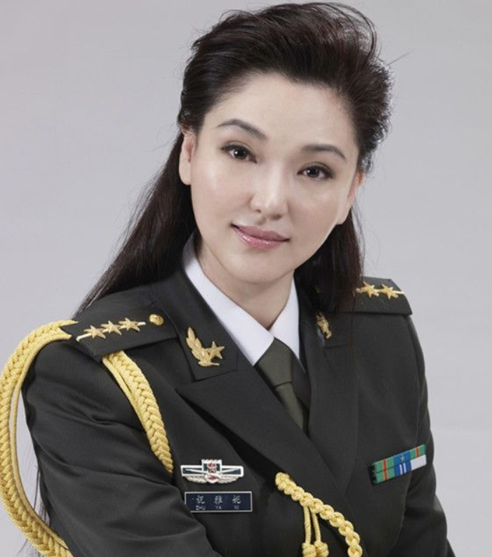 军事女主持人雅妮，图片中的风采与声音的力量，军事女主持人雅妮，风采与声音的魅力展现