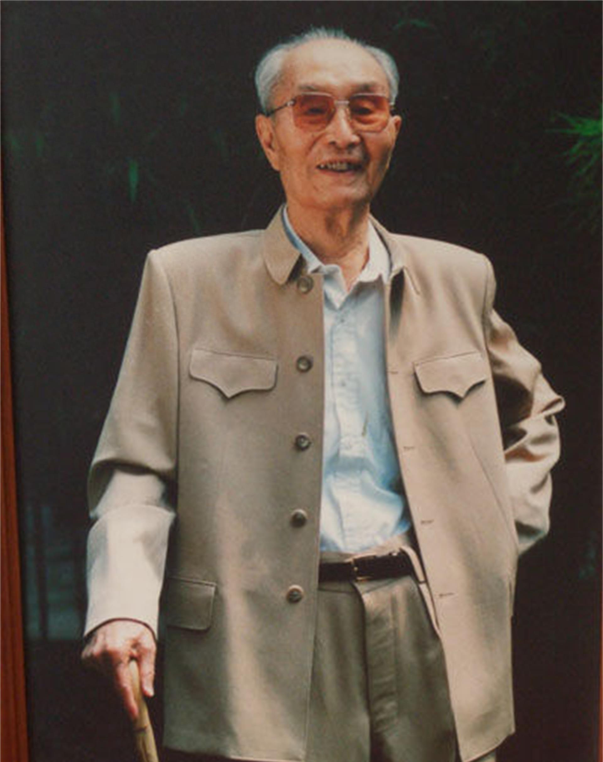 我国第一任国防部长,从硝烟中走来的传奇人物,我国第一任国防部长,传奇人物从硝烟中走来