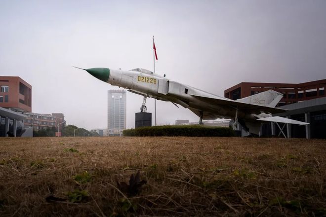 南昌航空大学与歼八的渊源，南昌航空大学与歼八的深厚渊源