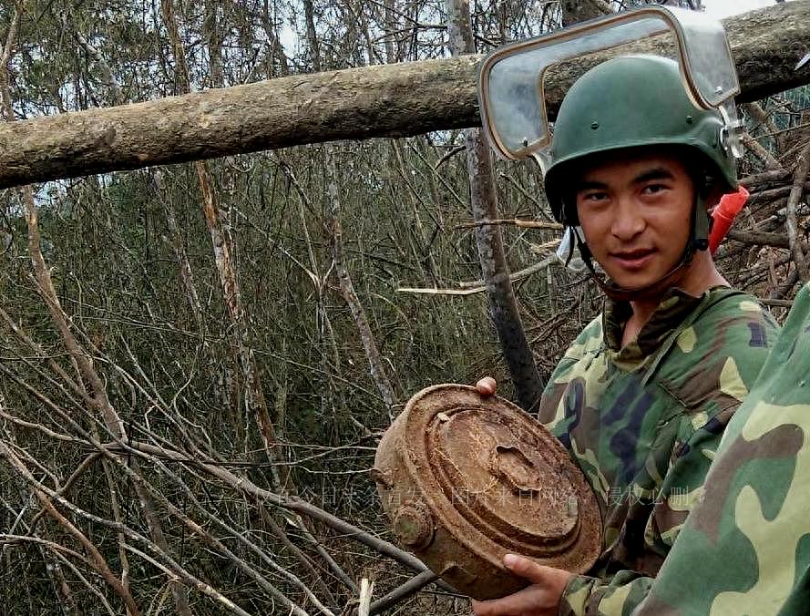 身体里藏手榴弹，一种荒诞与警示，荒诞警示，身体藏手榴弹的警示故事