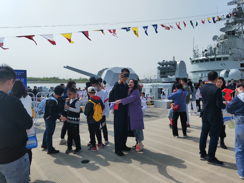 海军节军营开放日，展现海军风采，深化军民融合，海军节军营开放日，展现风采，军民融合共进