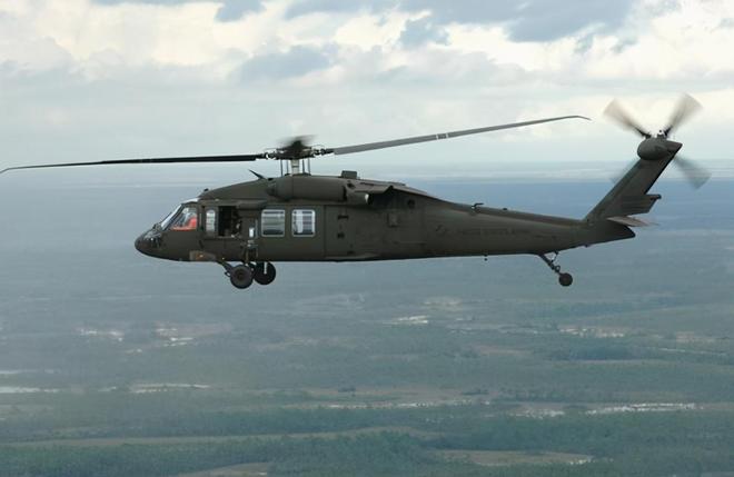 高原黑鹰直升机，翱翔在蓝天与高原之间的力量象征，高原黑鹰直升机，蓝天与高原间的力量翱翔者