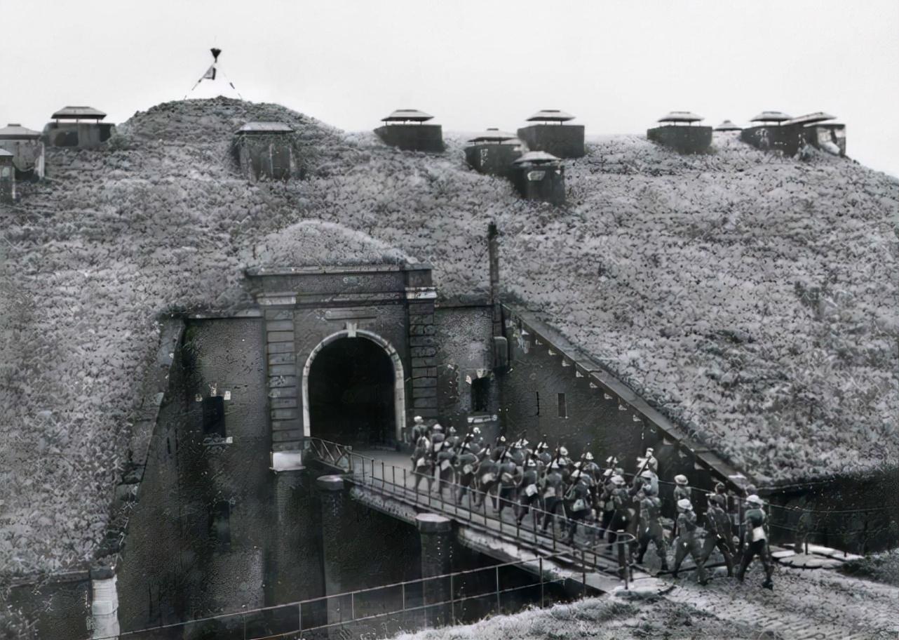 古斯塔夫巨炮,钢铁巨兽的震撼面貌,古斯塔夫巨炮,钢铁巨兽的震撼风采