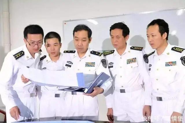 055大驱与阿利伯克,两大驱逐舰的对比解析,055大驱与阿利伯克驱逐舰对比解析