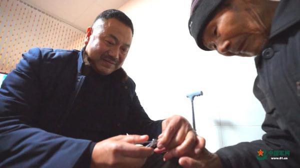 独臂将军丁晓兵与儿媳之间的温情故事,独臂将军丁晓兵与儿媳的深情故事