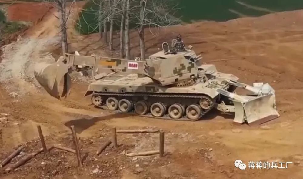 GCZ112型履带式装甲工程车，现代战争中的多功能先锋，GCZ112型履带式装甲工程车，现代战争先锋多功能战车