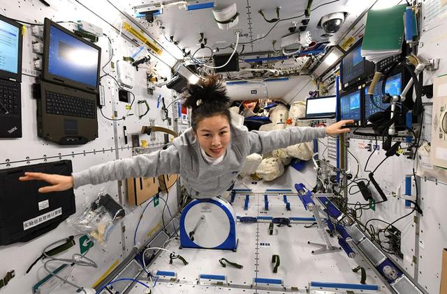 女航天员上太空有何不同,探索性别在太空探索中的差异,性别差异在太空探索中的探索,女航天员的独特挑战与不同体验