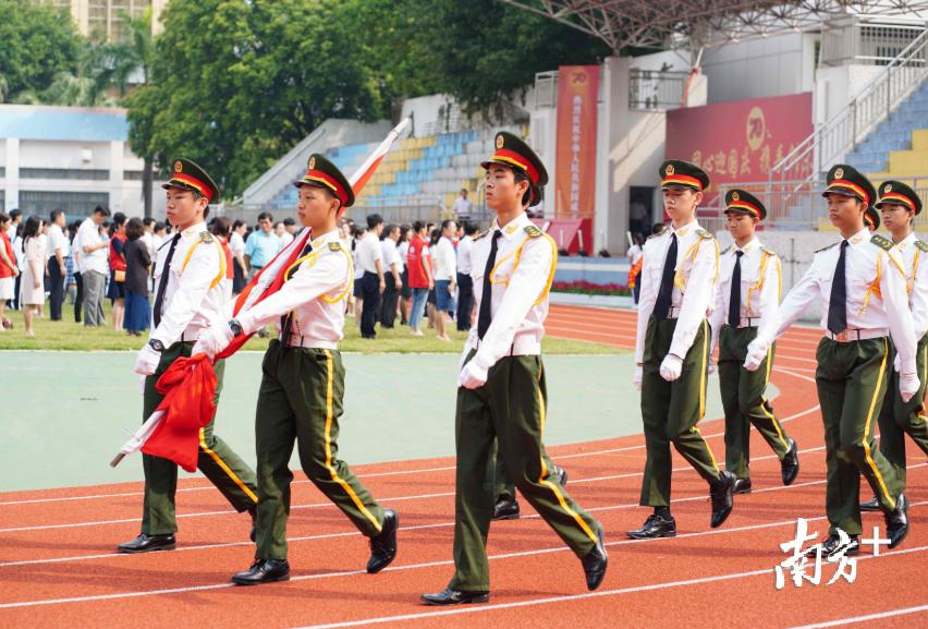 庆祝中华人民共和国成立七十周年阅兵仪式中的护旗手是谁?,庆祝中华人民共和国成立七十周年阅兵仪式中的护旗手揭秘