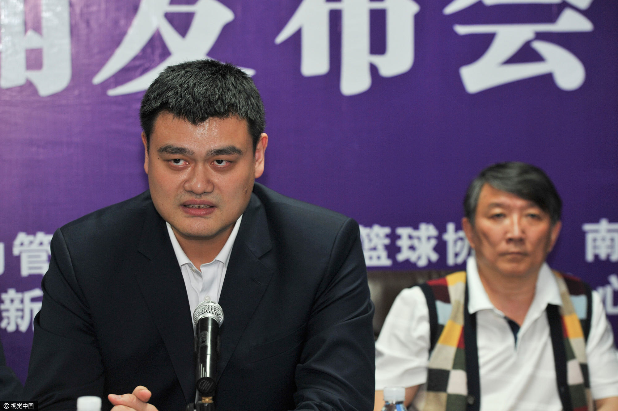 姚明出席赛后发布会,篮球巨星的坚持与担当,姚明现身赛场发布会,篮球巨星的坚持与担当风采