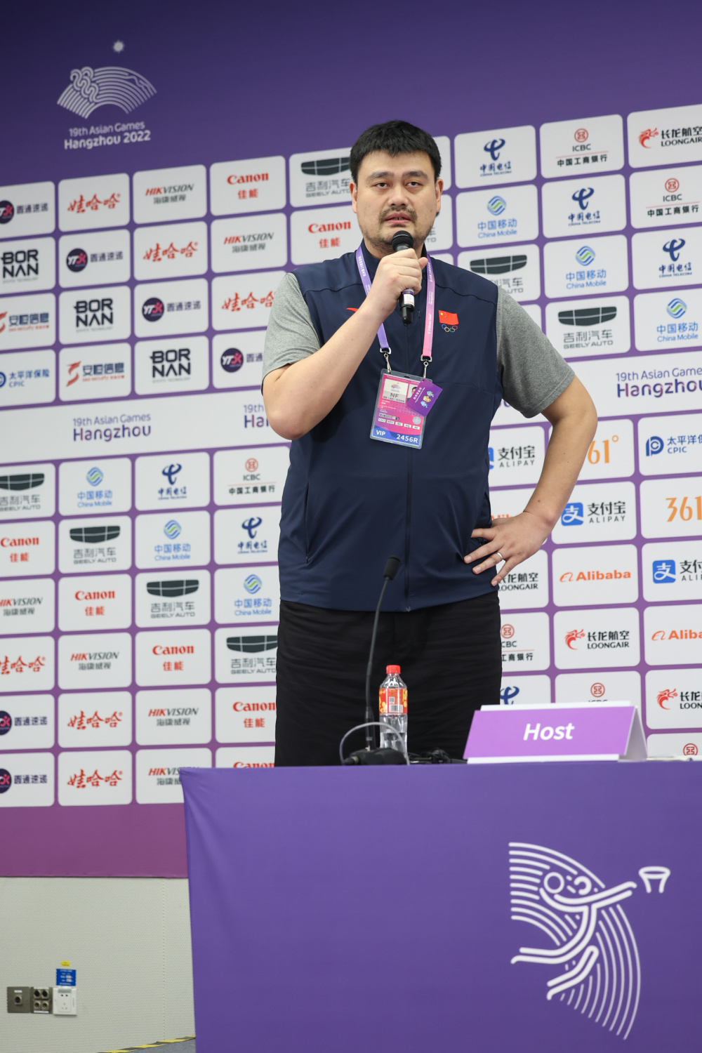 姚明出席赛后发布会,篮球巨星的坚持与担当,姚明现身赛场发布会,篮球巨星的坚持与担当风采