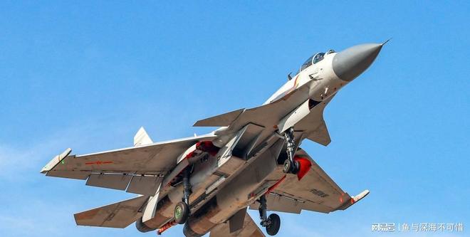 飞鲨歼-15飞机,空中巨鹰的崛起,飞鲨歼-15空中巨鹰,崛起的空中霸主
