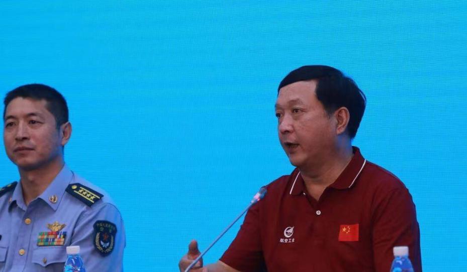 揭秘歼-20设计师的学术背景与成长之路，究竟来自哪所高等学府？，揭秘歼-20设计师学术背景与成长之路，究竟毕业于哪所高等学府？