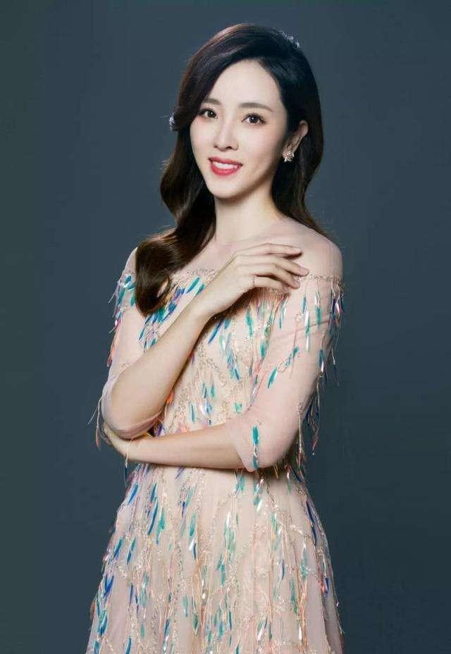 中国最年轻漂亮的主持人,璀璨新星闪耀荧屏,璀璨新星,中国最年轻美丽主持人闪耀荧屏