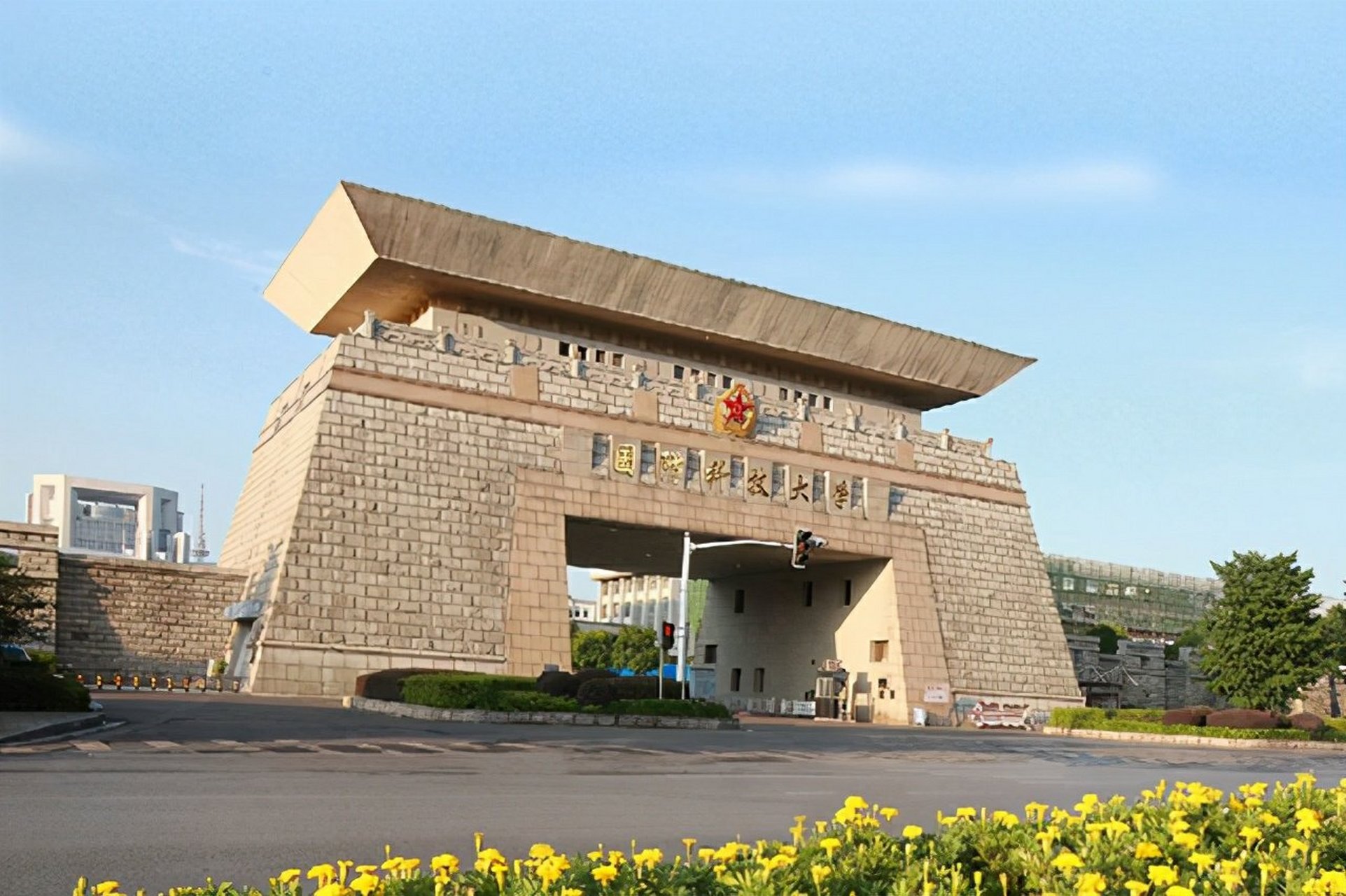 国防科技技术学院的卓越贡献与挑战,国防科技技术学院的杰出贡献、面临挑战及未来展望