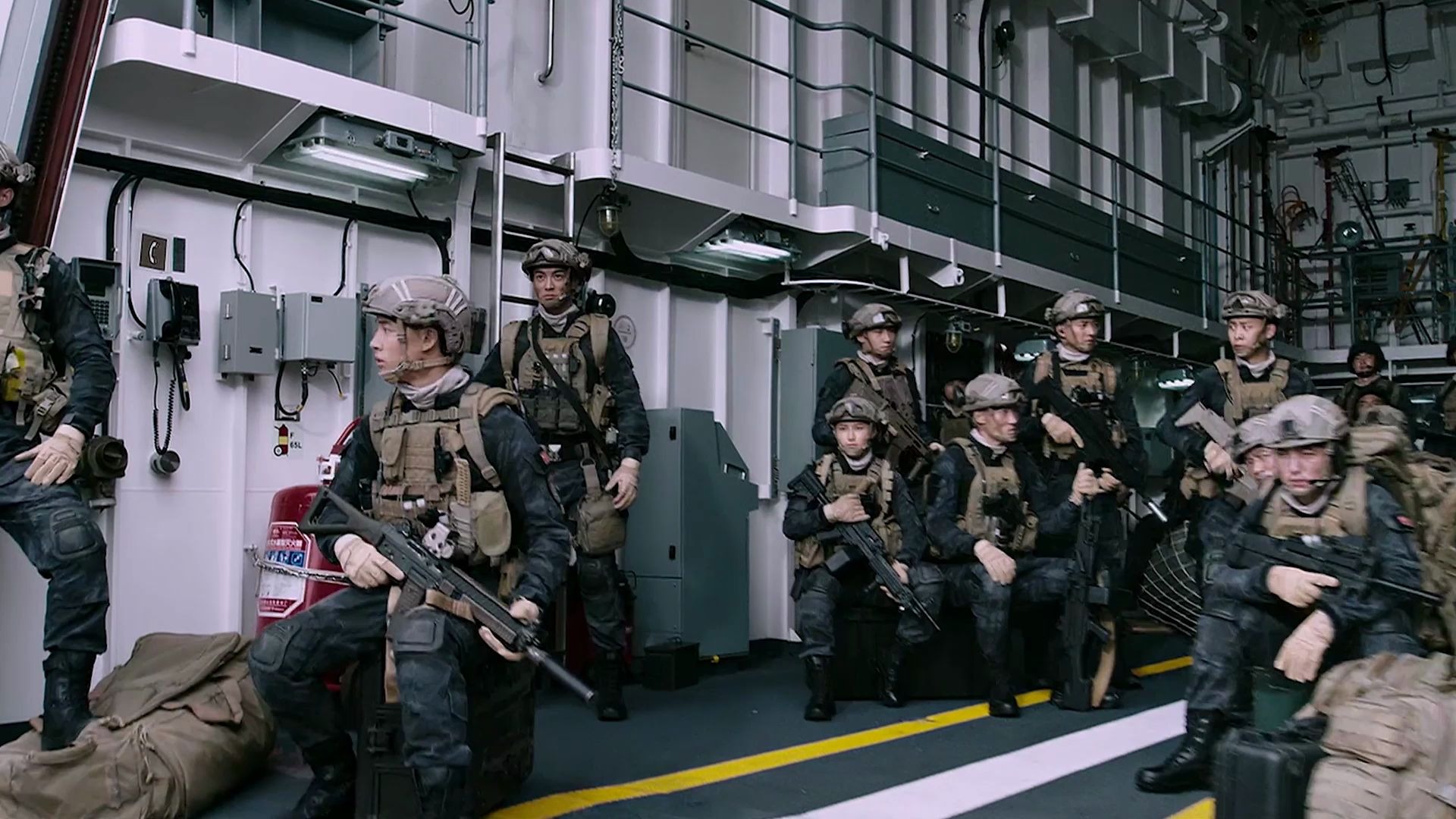 蛟龙突击队,撤侨营救的英勇壮举,蛟龙突击队撤侨营救壮举,英勇无畏的救援行动