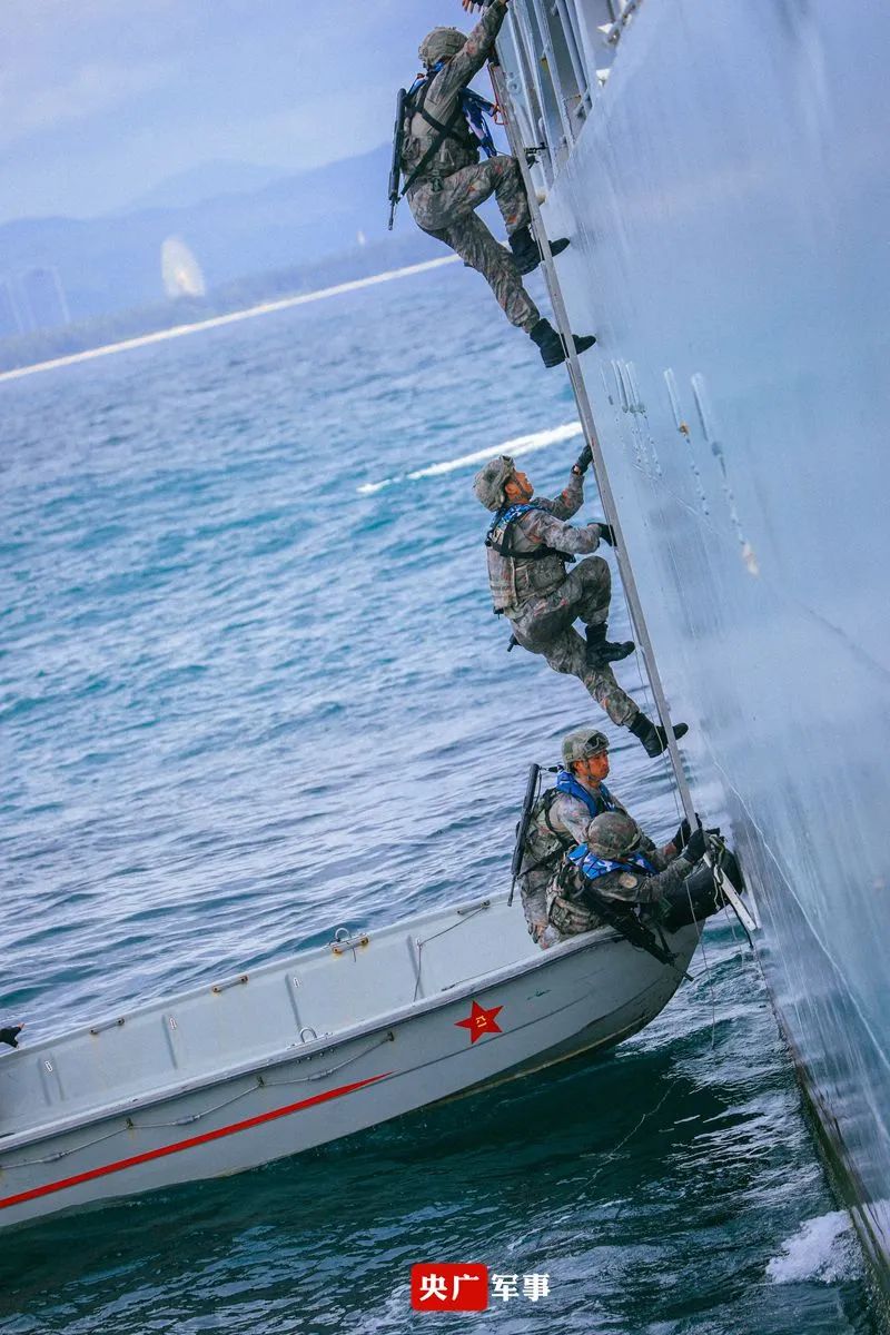 蛟龙突击队,撤侨营救的英勇壮举,蛟龙突击队撤侨营救壮举,英勇无畏的救援行动