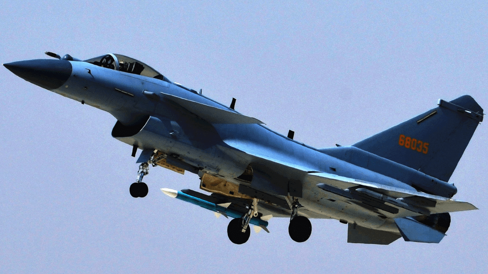 关于中美撞机事件中歼八携带导弹的分析与探讨,中美撞机事件中歼八携带导弹的分析探讨