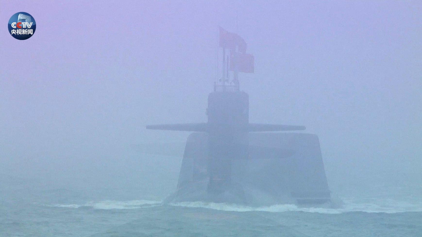 中国海军70周年阅兵大雾中的壮丽篇章，中国海军70周年阅兵，大雾中的威武之师