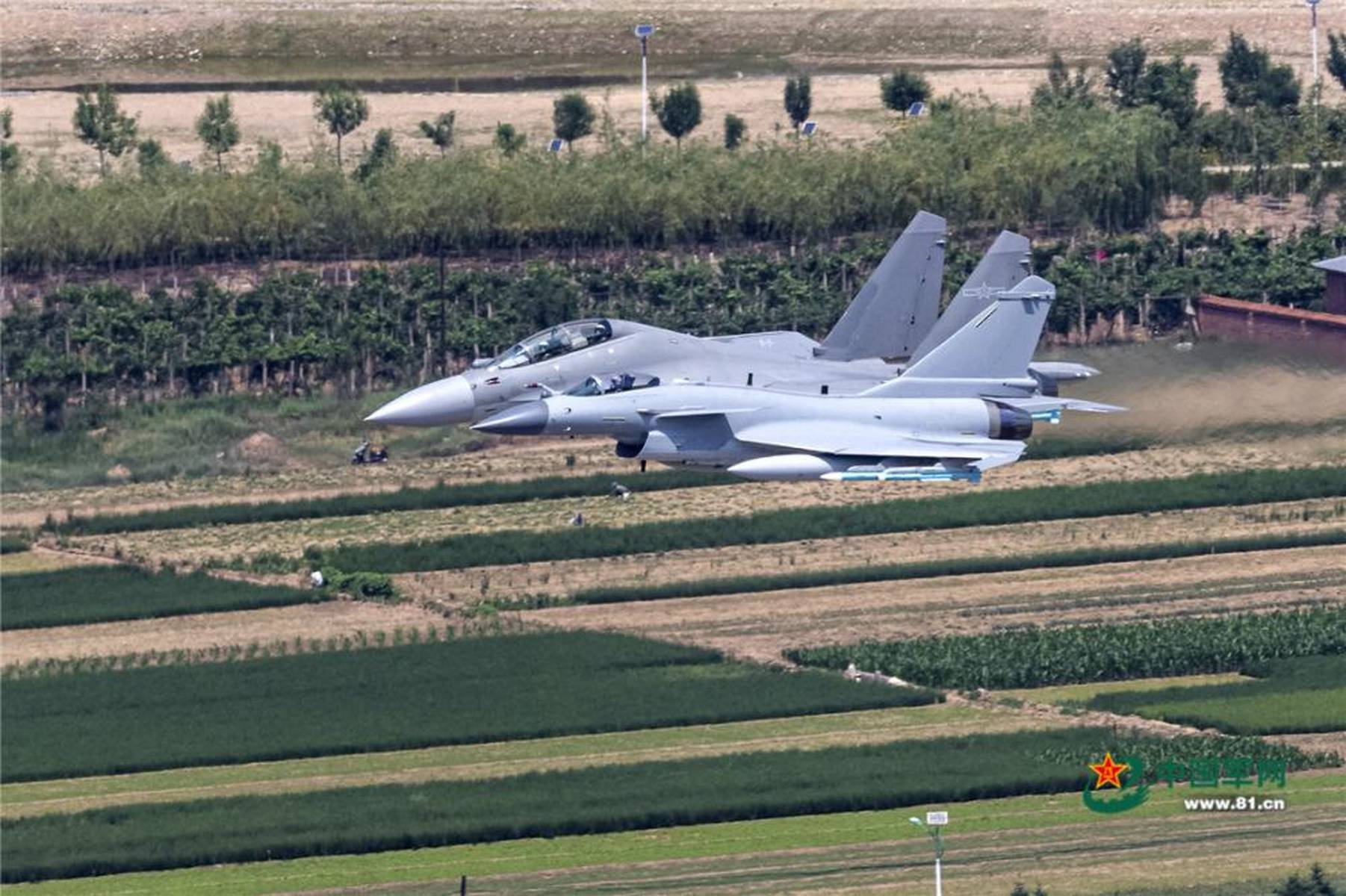 战斗机在农村上空来回飞行，战斗机农村上空巡逻飞行