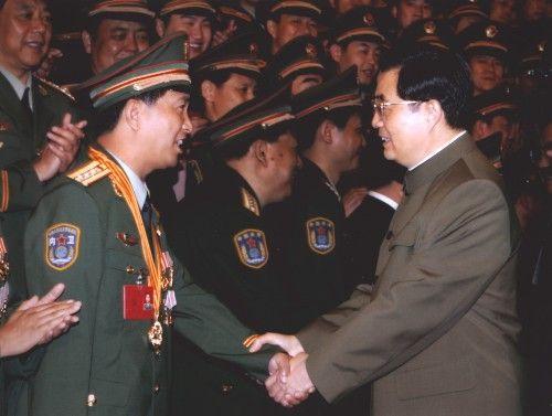 武警少将丁晓兵晋升中将之际,妻子照片背后的英雄故事,武警少将丁晓兵晋升中将之际,妻子照片揭示的英雄故事