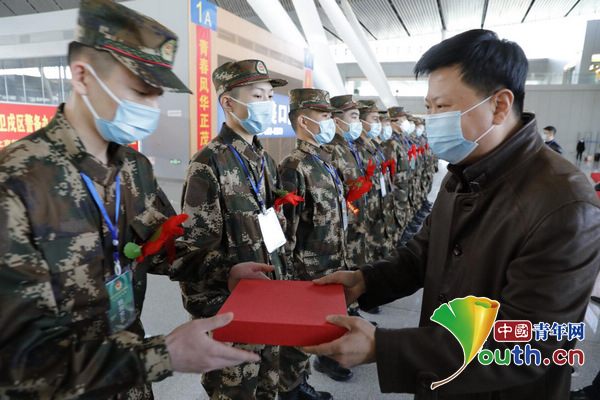 盛建忠旅长机场迎接二位英雄，盛建忠旅长机场热烈欢迎两位英雄归来
