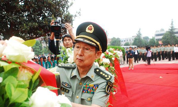 盛建忠旅长机场迎接二位英雄,盛建忠旅长机场热烈欢迎两位英雄归来