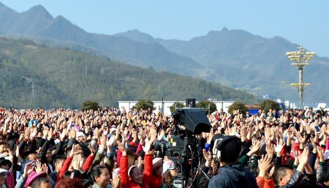 中央七套主持人照片,展现魅力与专业素养,中央七套主持人风采展示,魅力与专业并存的照片集