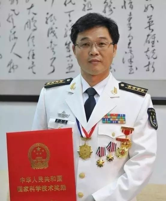 海军70周年突出贡献先进个人——一位忠诚卫士的奋斗与荣耀，海军70周年庆典突出贡献先进个人，忠诚卫士的奋斗与荣耀之路