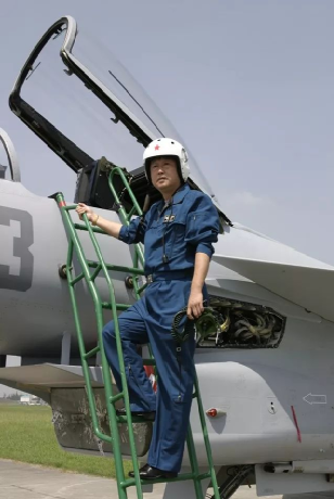 辽宁舰试飞员的牺牲与航空事业的进步，辽宁舰试飞员的英勇牺牲与航空事业的飞跃发展