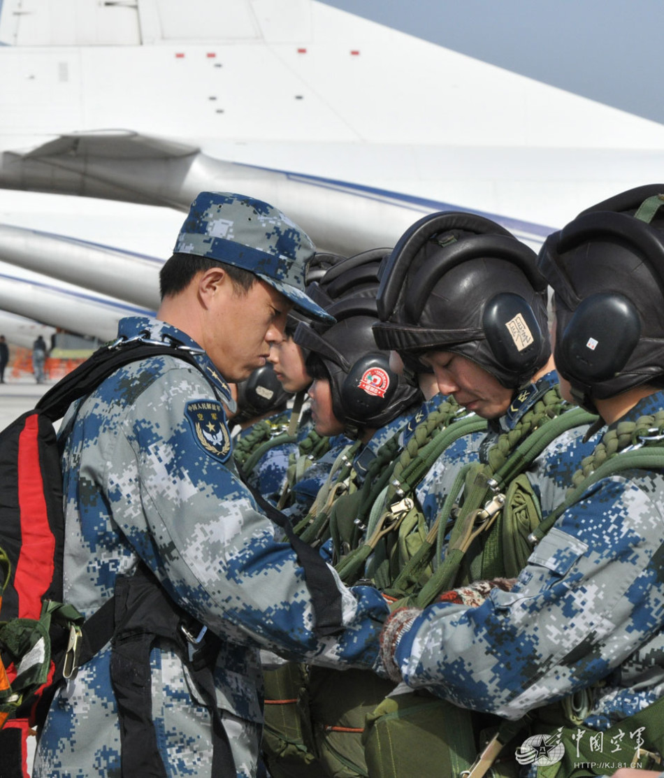 空降兵15军叠伞图片,英勇与技术的完美结合,英勇空降兵叠伞瞬间,技术与勇气的完美融合图片展示