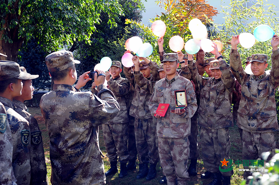 陆军第十四集团军视频,展现英勇精神的影像记录,陆军第十四集团军英勇影像记录,展现无畏精神与荣耀瞬间