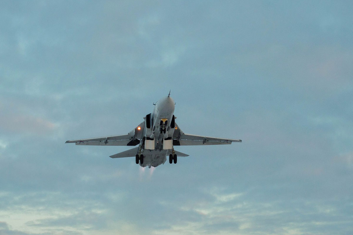 苏-24战斗轰炸机图片,历史、性能与战略价值,苏-24战斗轰炸机,图片、历史、性能及战略价值全解析