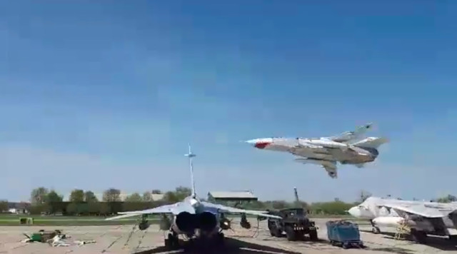 苏-24战斗轰炸机图片,历史、性能与战略价值,苏-24战斗轰炸机,图片、历史、性能及战略价值全解析