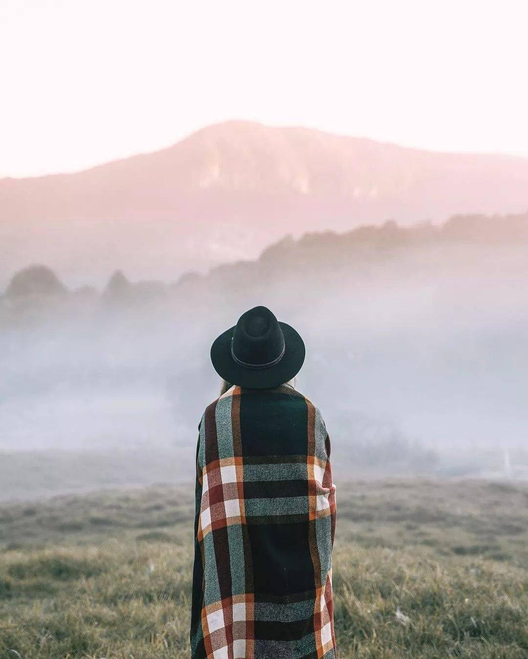 军装背影照片女,荣耀与骄傲的象征,军装背影女,荣耀与骄傲的化身