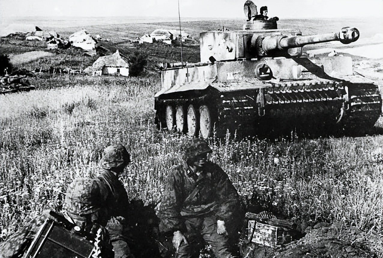 虎式坦克与T-34的对决,二战铁甲巨兽的交锋,二战铁甲巨兽对决,虎式坦克与T-34的交锋