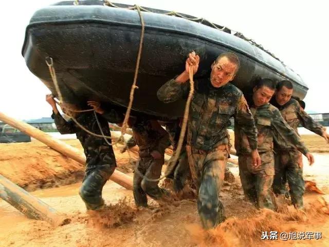 蛟龙突击队日常训练,锻造精英的战斗历程,蛟龙突击队精英锻造之路,日常训练与战斗历程揭秘