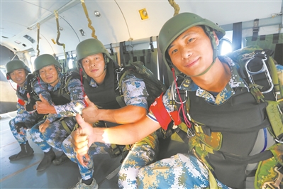 蛟龙突击队日常训练,锻造精英的战斗历程,蛟龙突击队精英锻造之路,日常训练与战斗历程揭秘