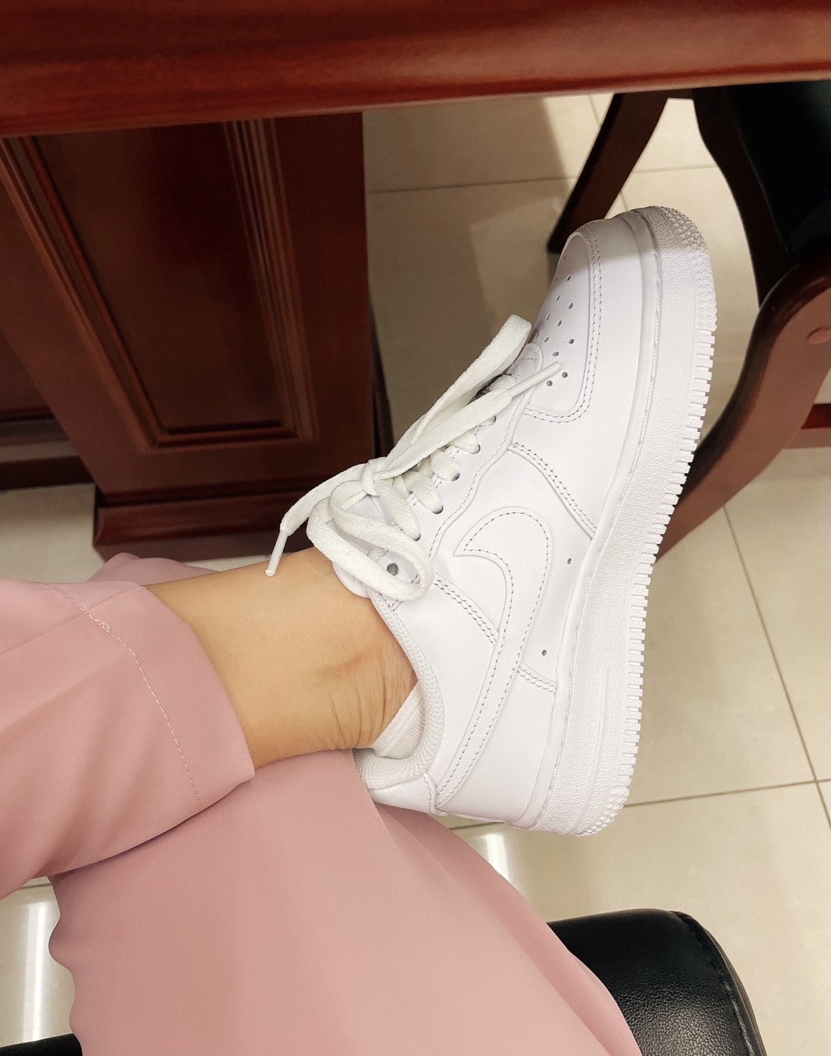 空军一号穿着臭脚，一种现象背后的探讨，空军一号引发臭脚现象，背后的原因探讨