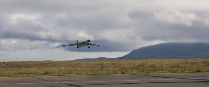轰6K起飞视频,展现中国空军战略威慑力量的震撼瞬间,轰6K起飞瞬间,中国空军战略威慑力量的震撼展示