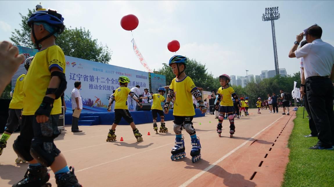 辽宁舰的规模与足球场大小的对比探究,辽宁舰规模与足球场大小对比揭秘