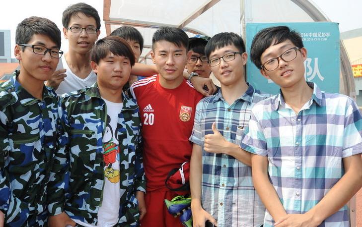 辽宁舰的规模与足球场大小的对比探究,辽宁舰规模与足球场大小对比揭秘