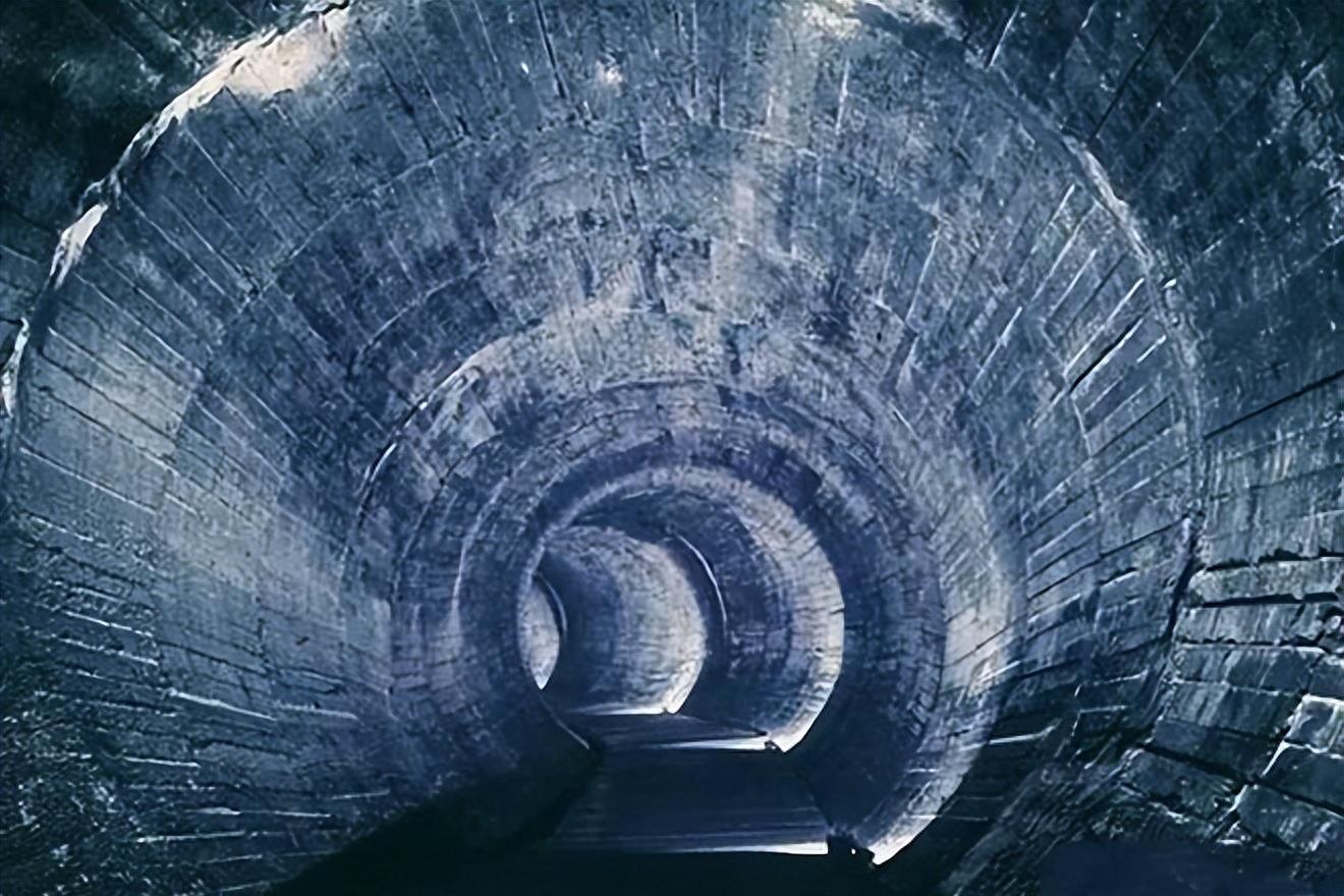 辽宁舰的规模与足球场大小的对比探究,辽宁舰规模与足球场大小对比揭秘