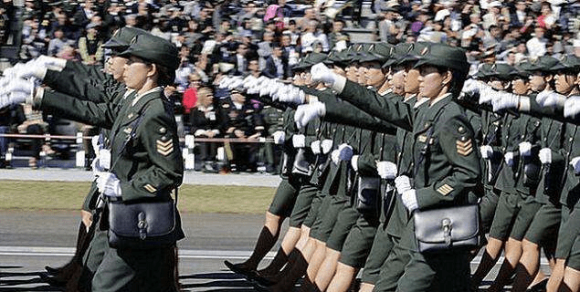 中国女兵,坚韧与美丽的全身展现,中国女兵,坚韧与美丽并存的独特风采